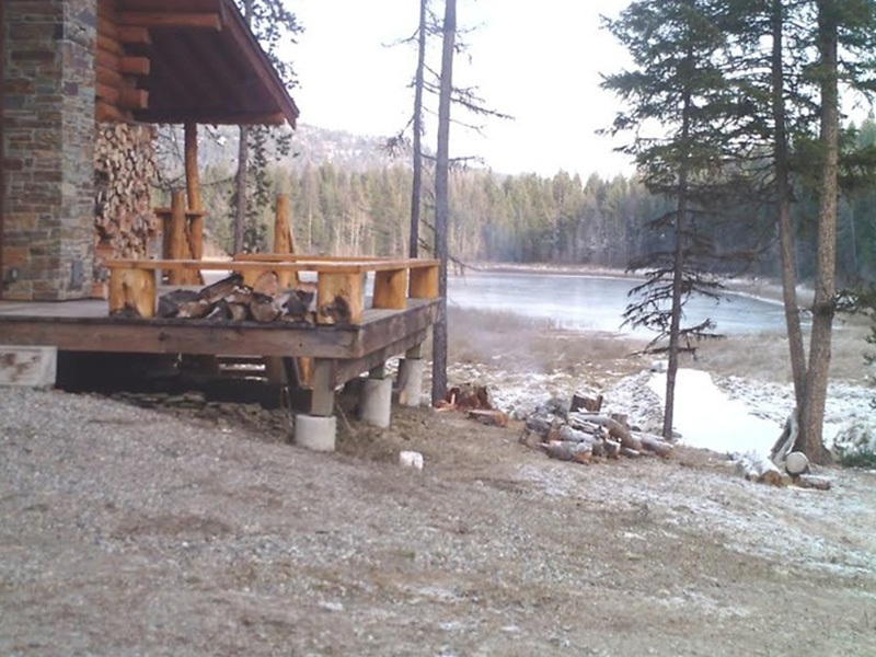 Lake Front Log Cabin in Montana